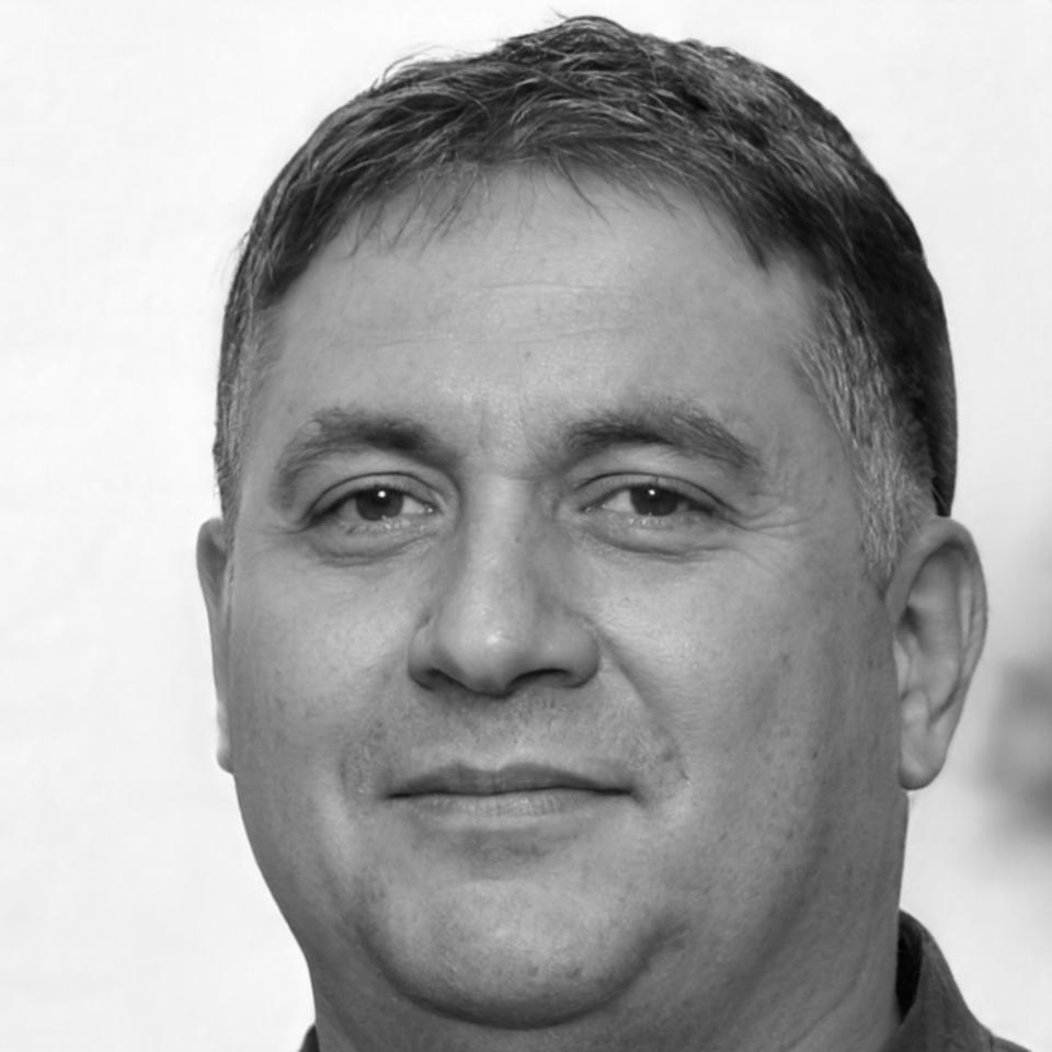 Retrato profesional de Aurelio Vega